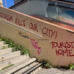 Muros Hablados » Mass tourism kills our city!