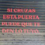 Muros Hablados » Si cruzas esta puerta puede que te den lo tuyo.