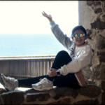 MinimalAbstract &raquo; Retrato de niña con gafas de sol azules, reloj rosa y zapatillas deportivas con detalles plateados