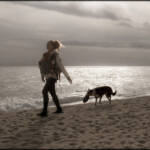 MinimalAbstract &raquo; Mujer con bebé y perro antes de la tormenta, (justo antes)